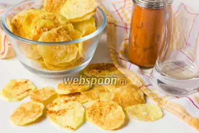 Картофельные чипсы с паприкой в микроволновке