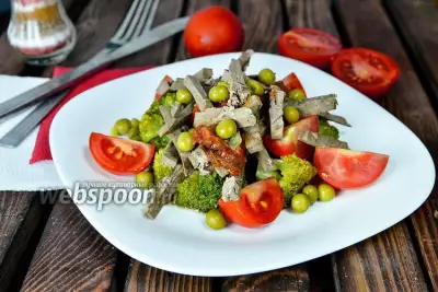 Горячий салат из говяжьей печени с брокколи и помидорами