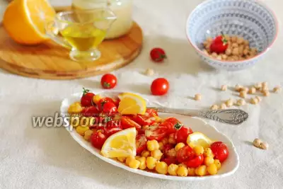 Салат из нута и помидоров заправленный тахини