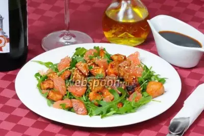 Салат с рукколой, курицей и грейпфрутом