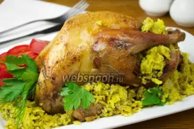 Курица фаршированная пряным рисом и шпинатом
