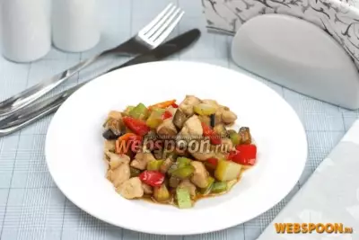 Куриное филе с овощами в соевом соусе