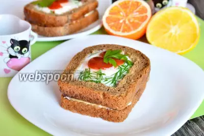 Бутерброд с яйцом и сметанно-грибным соусом