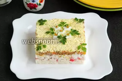 Салат из крабовых палочек с яйцами, рисом и грибами