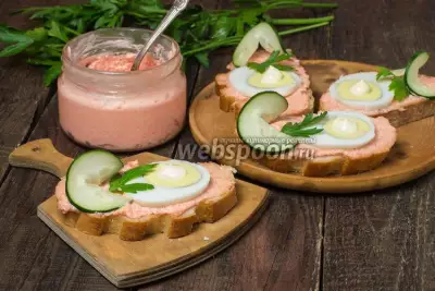 Бутерброды с икрой мойвы, яйцом и свежим огурцом фото