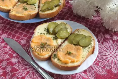 Бутерброды с икрой мойвы и горчичным маслом