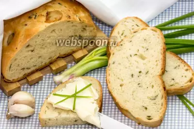 Хлеб с запечённым чесноком и зелёным луком