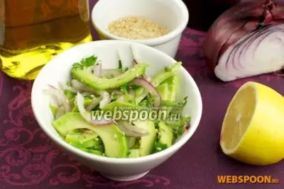 Салат с авокадо и красным луком