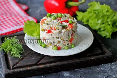 Салат с красным перцем, зелёным горошком и рисом