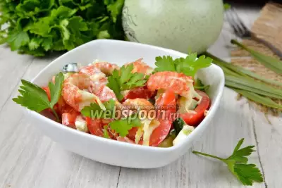 Салат с раковыми шейками и овощами фото