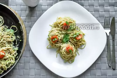 Цельнозерновые спагетти с моцареллой и авокадо