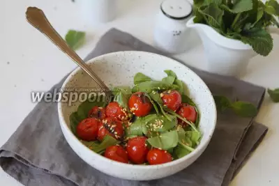 Салат с листьями шпината и запечёнными помидорами