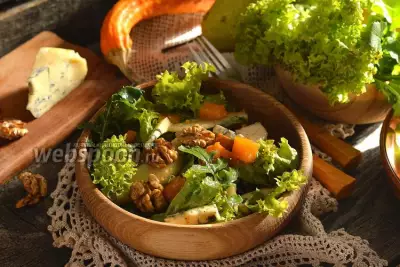 Салат с запечённой тыквой, рукколой и орехами