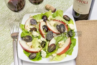 Салат с грушей, голубым сыром и виноградом
