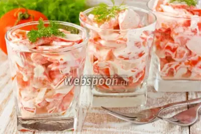 Салат с крабовыми палочками, помидорами и чесноком