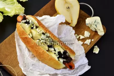 Хот-дог с луковым джемом и голубым сыром