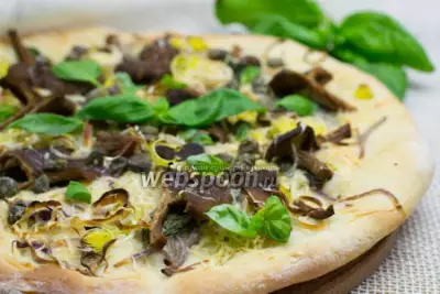 Пицца с базиликом и лесными грибами