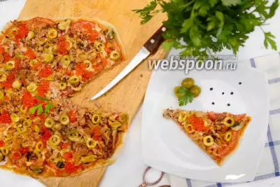 Пицца с тунцом и красной икрой на слоёном тесте