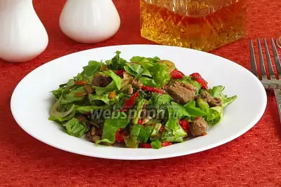 Салат из куриной печени с овощами