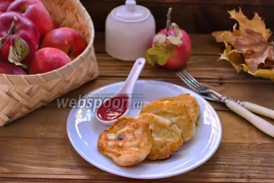 Творожные оладьи с яблоком и изюмом