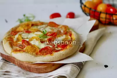 Домашняя пицца с томатами и Моцареллой