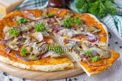Пицца с белыми грибами пармезаном и фиолетовым луком