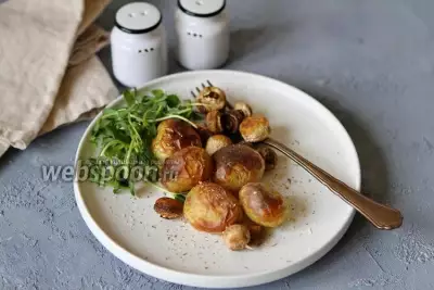 Молодой картофель запечённый в духовке с грибами и розмарином
