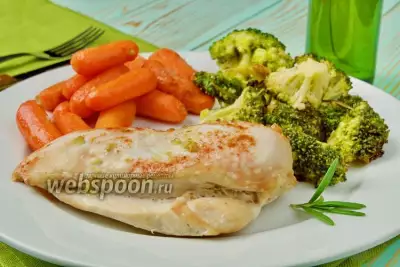 Куриное филе с морковью и брокколи в духовке