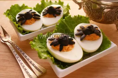 Яйца фаршированные с «пауками»