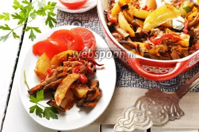 Картофель с перцем и баклажанами в духовке
