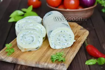 Рулет из кабачка с творожным сыром и зеленью