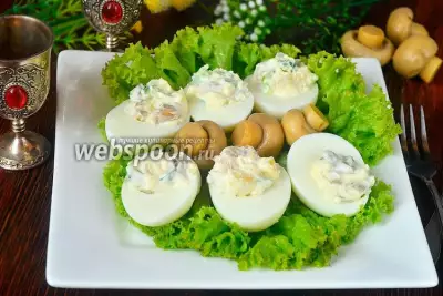 Яйца фаршированные ананасами, грибами и огурцами