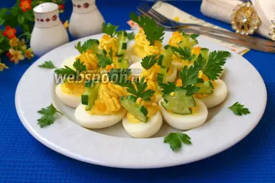 Яйца фаршированные сыром фета