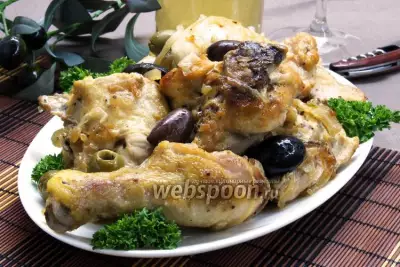 Курица с луком, маслинами и белым вином