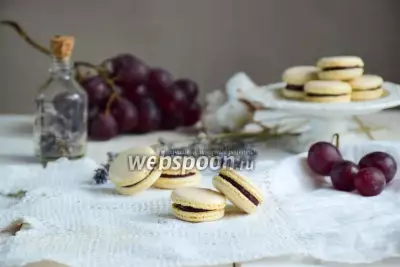 Нутовые macaron с виноградно лавандовой начинкой