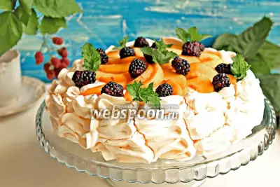 Десерт павлова с персиками и ежевикой