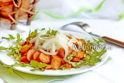 Вкусный салат на скорую руку с жареным луком и морковью