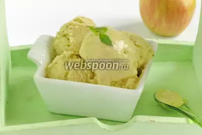 Сливочное крем-мороженое с базиликовым курдом