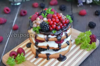 Песочное пирожное с ягодами и кремом