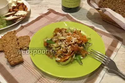 Рецепт: Салат из курицы - с морковью, луком и сухариками