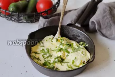 Омлет с сыром и кинзой на сковороде