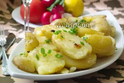 Молодая картошка тушёная в бульоне и специях