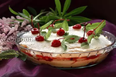 Творожно-сливочный десерт с вишней и савоярди фото