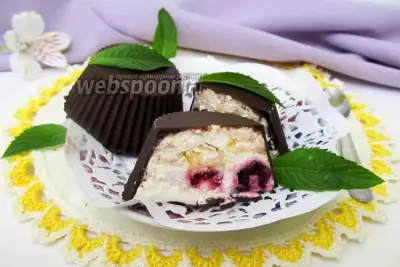 Творожный десерт с ягодами ежевики фото