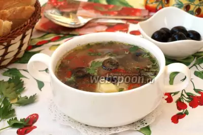 Суп с курицей и маслинами
