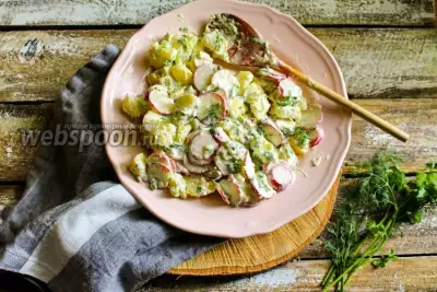 Салат из картофеля и редиски с заправкой из сметаны и хрена