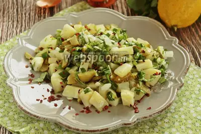 Салат с картофелем, маринованными огурцами и зеленью