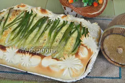 Открытый пирог с картофелем, фаршем, зелёным луком и сыром