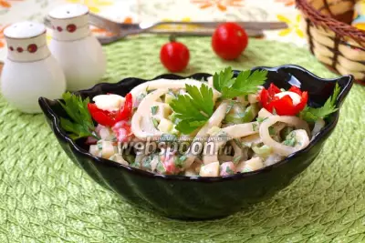 Салат из кальмаров со свежими овощами и картофелем