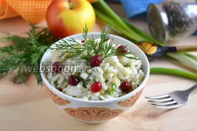 Салат с треской, рисом и зелёным луком